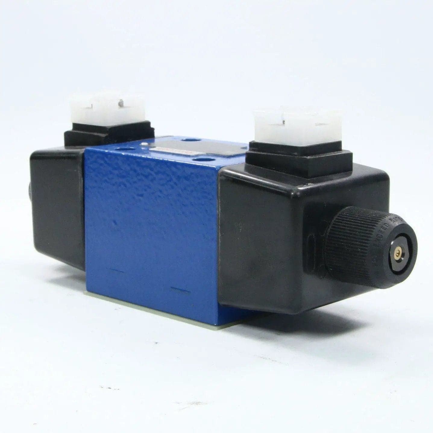 BOSCH / REXROTH 4WE 10 J33/CW230N9K4 SOLENOID DIRECTIONAL VALVE
